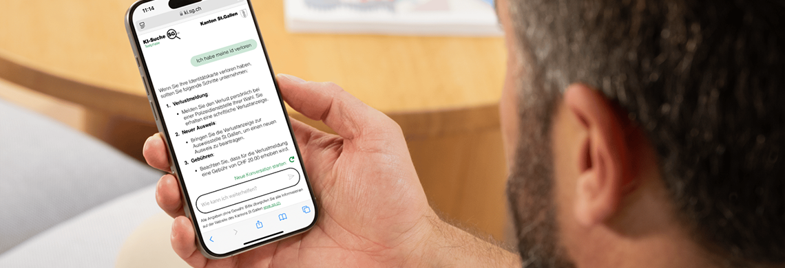 Eine Person hält ein Smartphone mit der KI-Suche aufgeschaltet